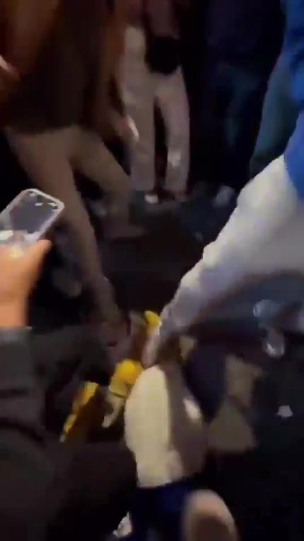 驚！尼克斯大勝步行者后，哈利伯頓遭主場(chǎng)球迷群毆