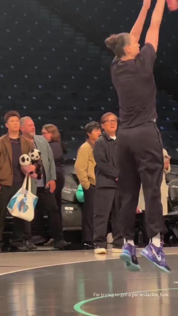 71歲成龍現(xiàn)身巴克萊中心看女籃比賽：她們投籃怎么那么準?。?！