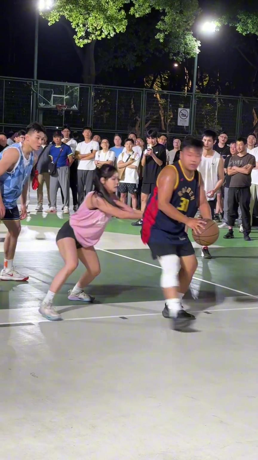 這哥們看見(jiàn)防自己的是女生，一個(gè)勁背打，球也不傳了